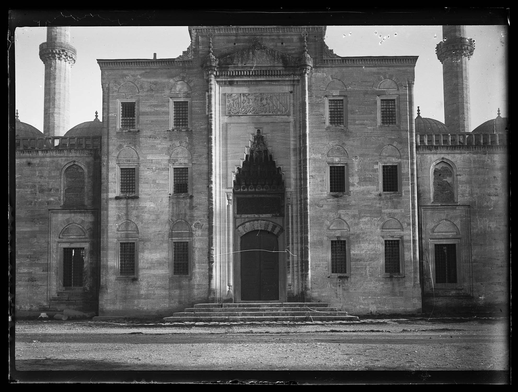 Portail d'entrée principal sur la façade ouest, avec les bases de deux minarets